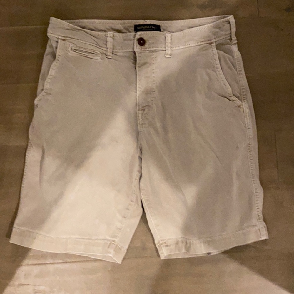 American Eagle classic khaki shorts in a size 32